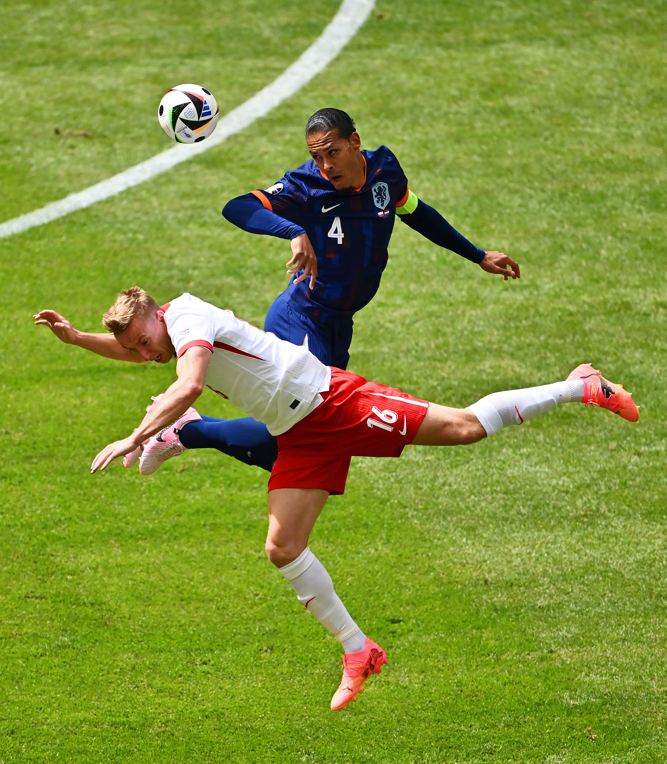 aoa体育培训-荷兰主场击败波兰，全胜小组首位(荷兰主场击败波兰,全胜小组首位球员)