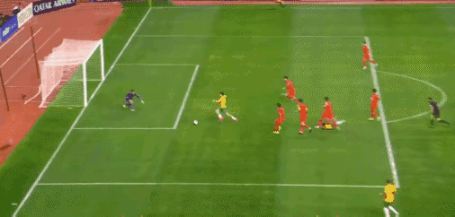 aoa体育娱乐-竞技体育场上激烈较量，球员全力拼搏