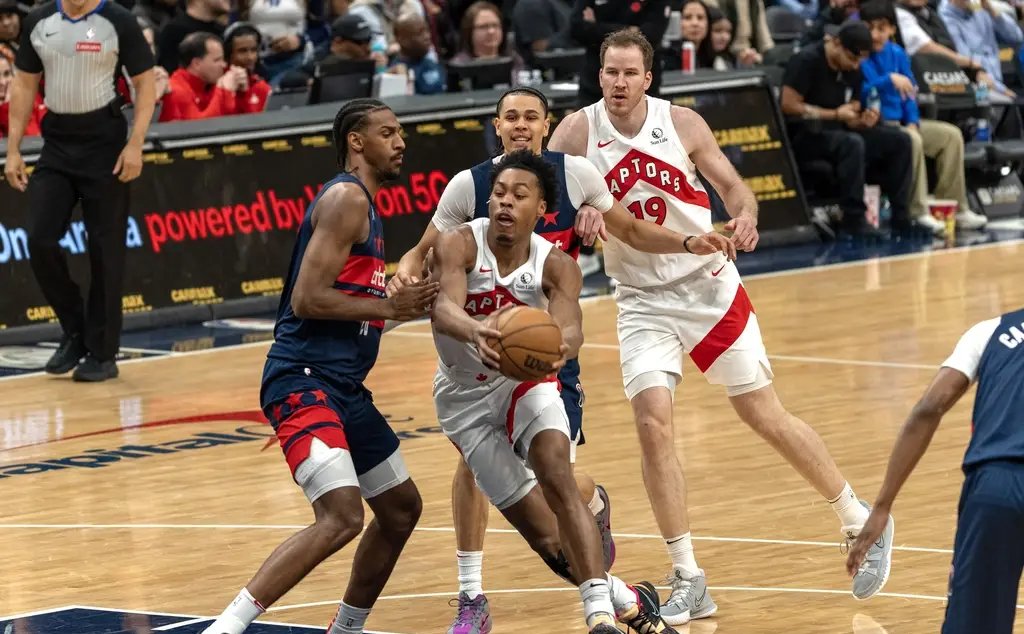 猛龙大胜黄蜂，西亚卡姆全场27分11篮板