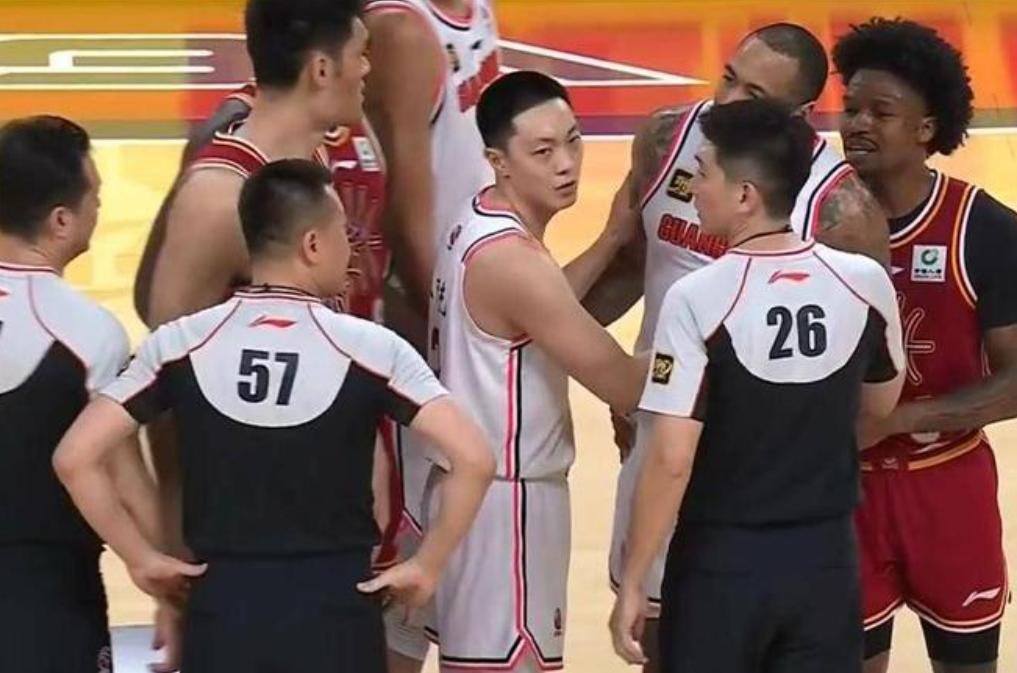 aoa体育课程-裁判判罚引争议，球员团队发声表态