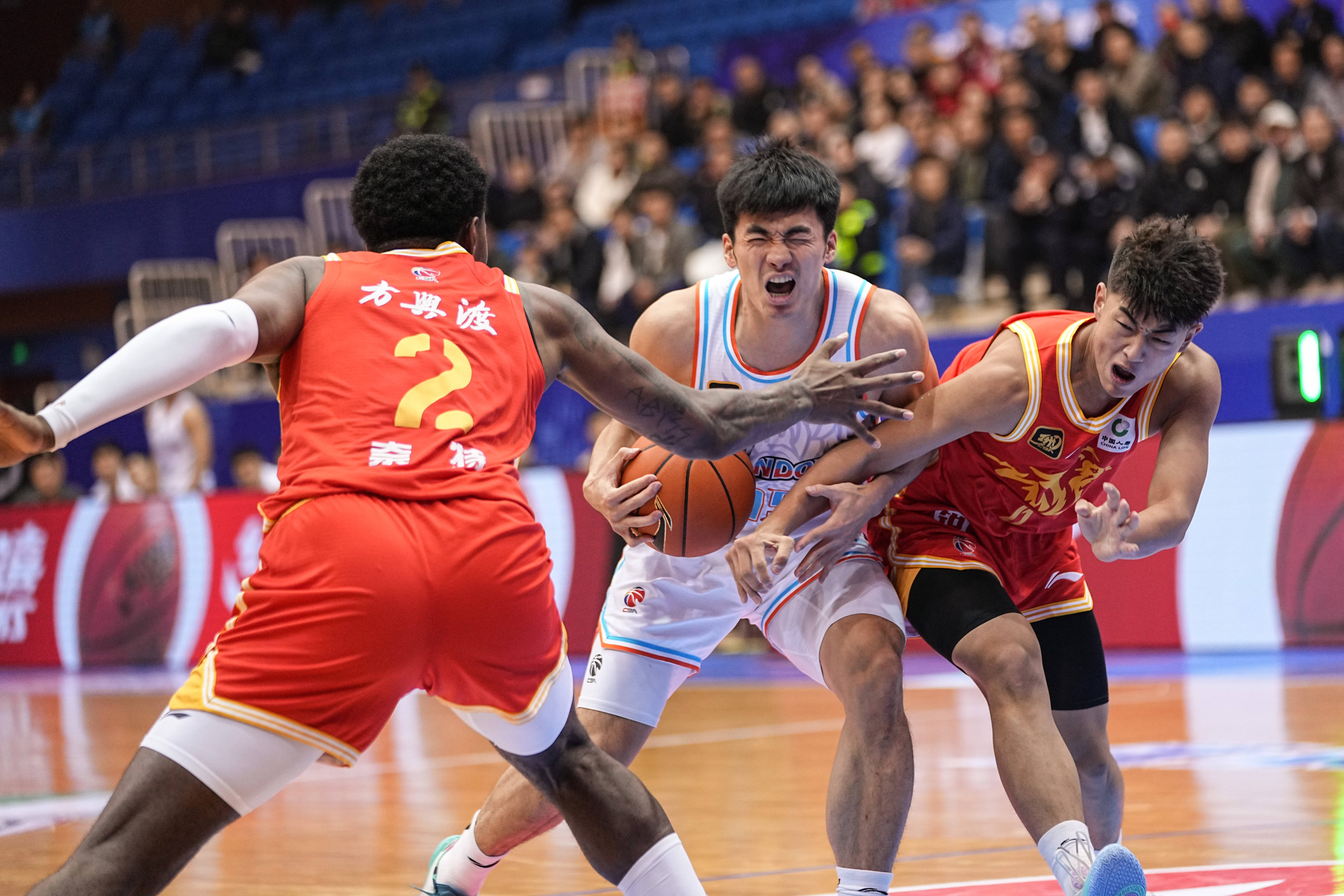 青岛队客场惊险获胜,积分榜上升 青岛队客场惊险获胜,积分榜上升