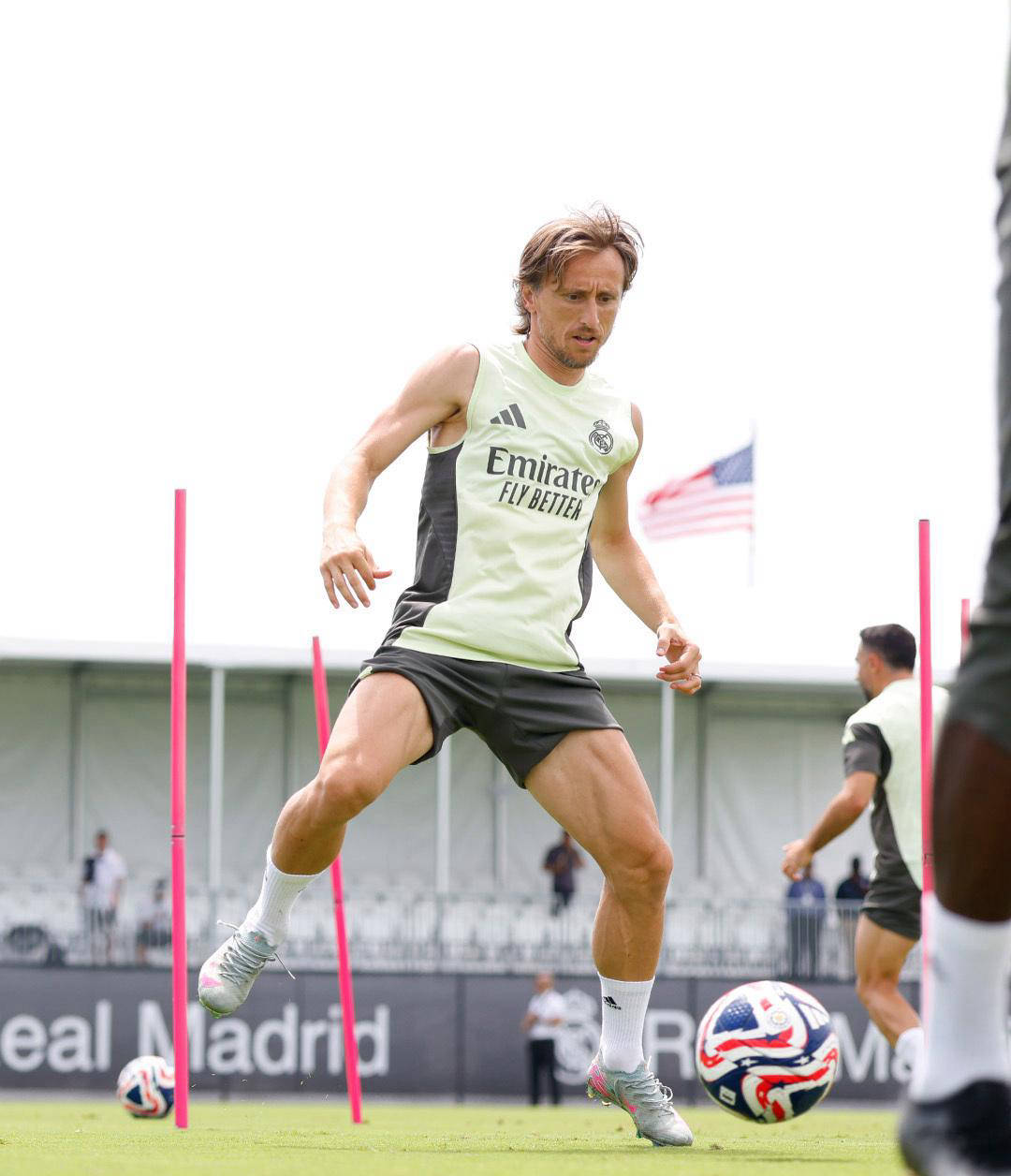 热那亚大胜皇马,尤文图斯惊险晋级的简单介绍 热那亚大胜皇马,尤文图斯惊险晋级的简单介绍