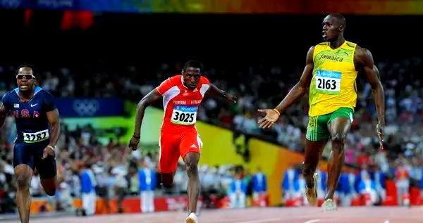 运动员在赛场上超越自我,展现实力 运动员在赛场上超越自我,展现实力