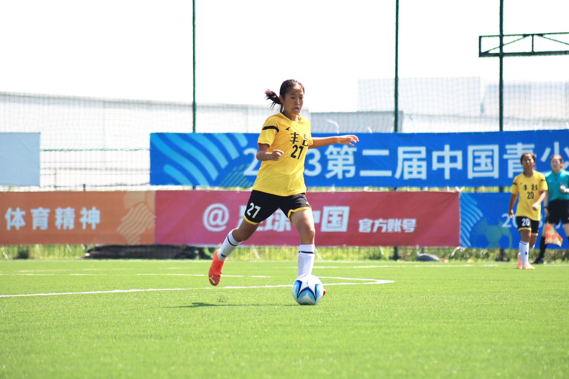 aoa体育直播-运动员在女子足球赛事中创造辉煌战绩