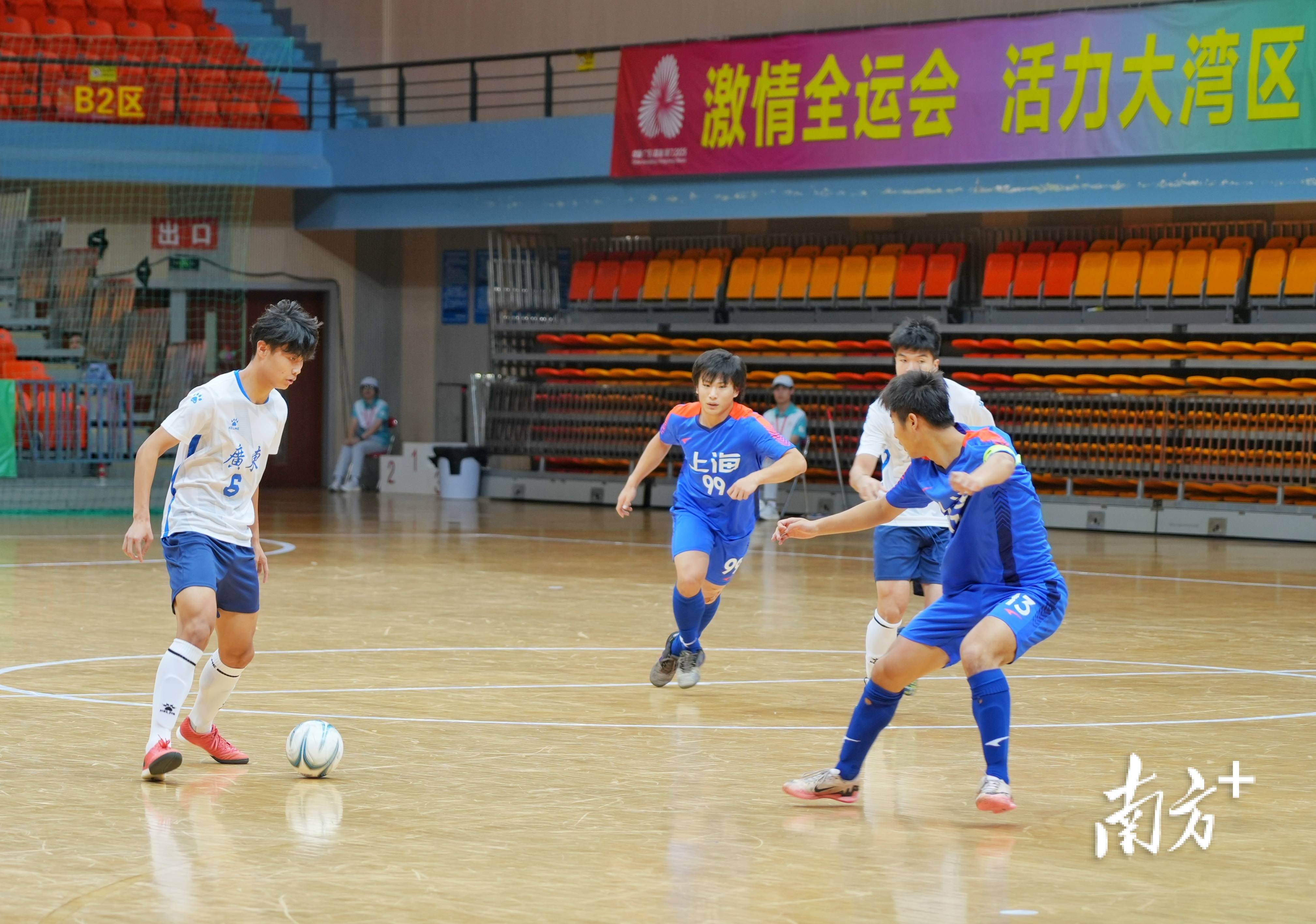 足球比赛中,一队以大比分胜出 足球比赛中,一队以大比分胜出