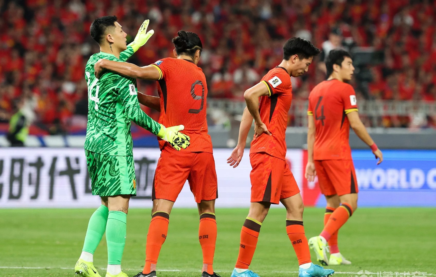 精彩比赛即将上演，球迷们翘首以待