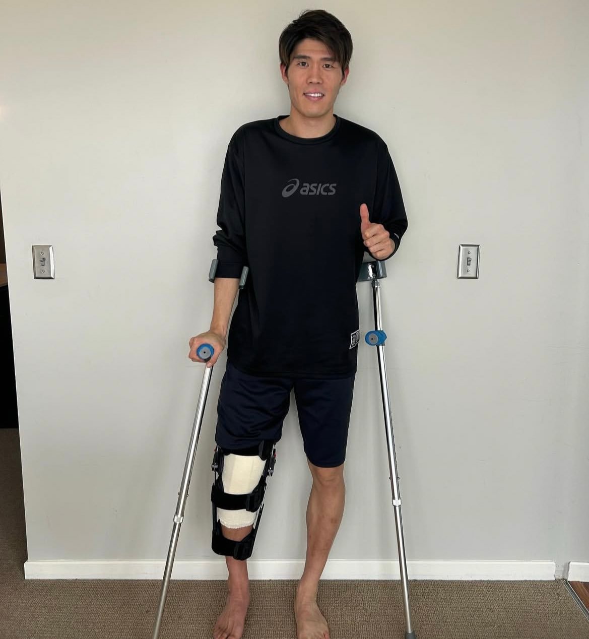 本赛季最佳射手在比赛中遭受膝伤，需休息数周的简单介绍