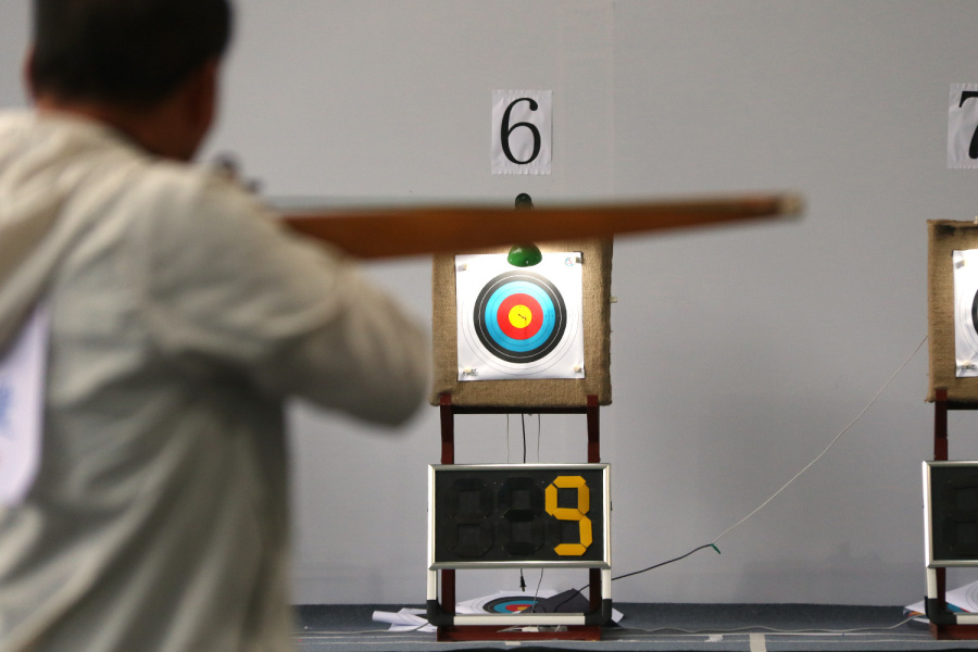 射箭选手箭无虚发,命中目标 射箭选手箭无虚发,命中目标