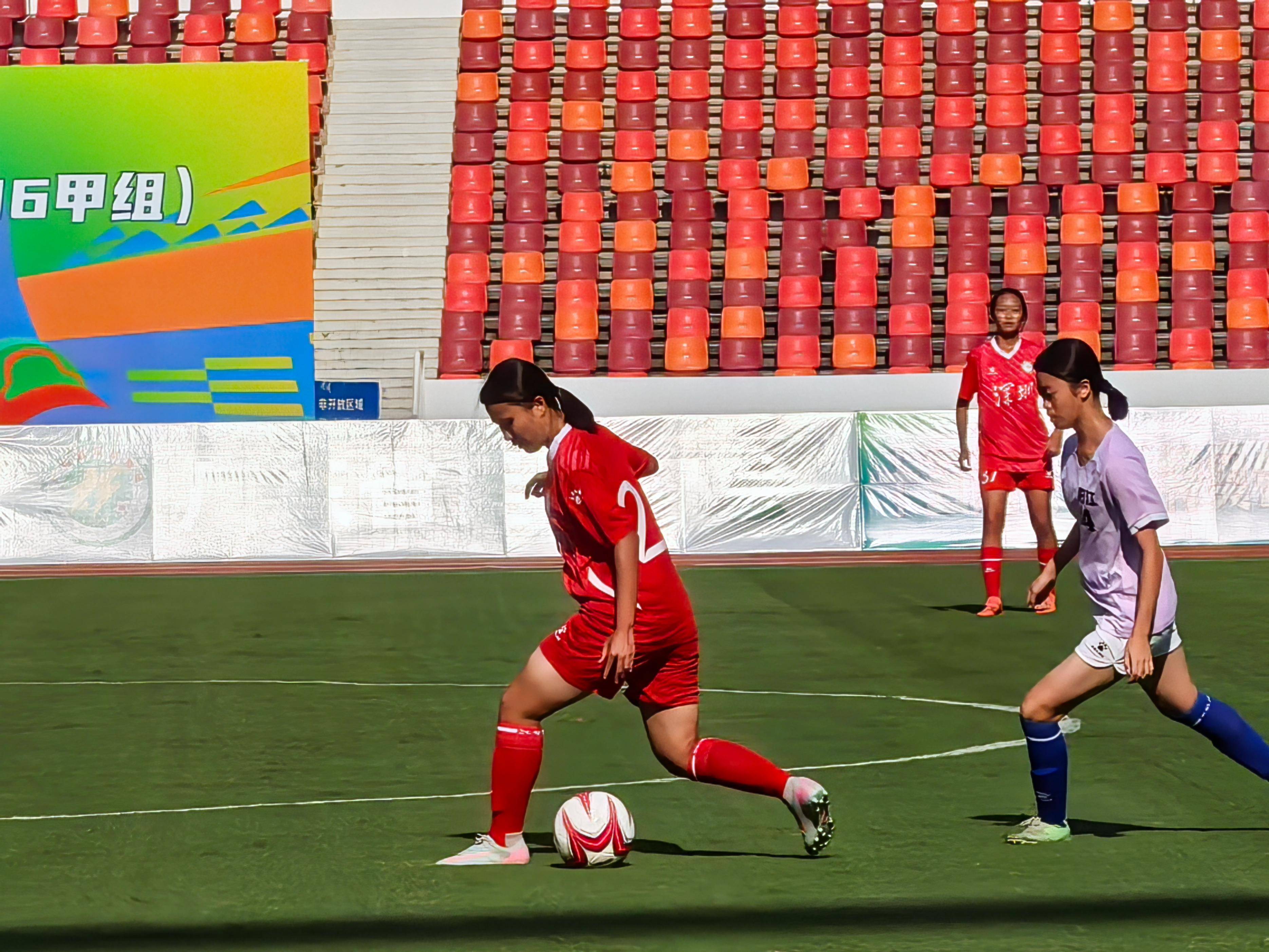 顶级足球对决点燃赛场热情,球员斗志昂扬争先恐后的简单介绍 顶级足球对决点燃赛场热情,球员斗志昂扬争先恐后的简单介绍