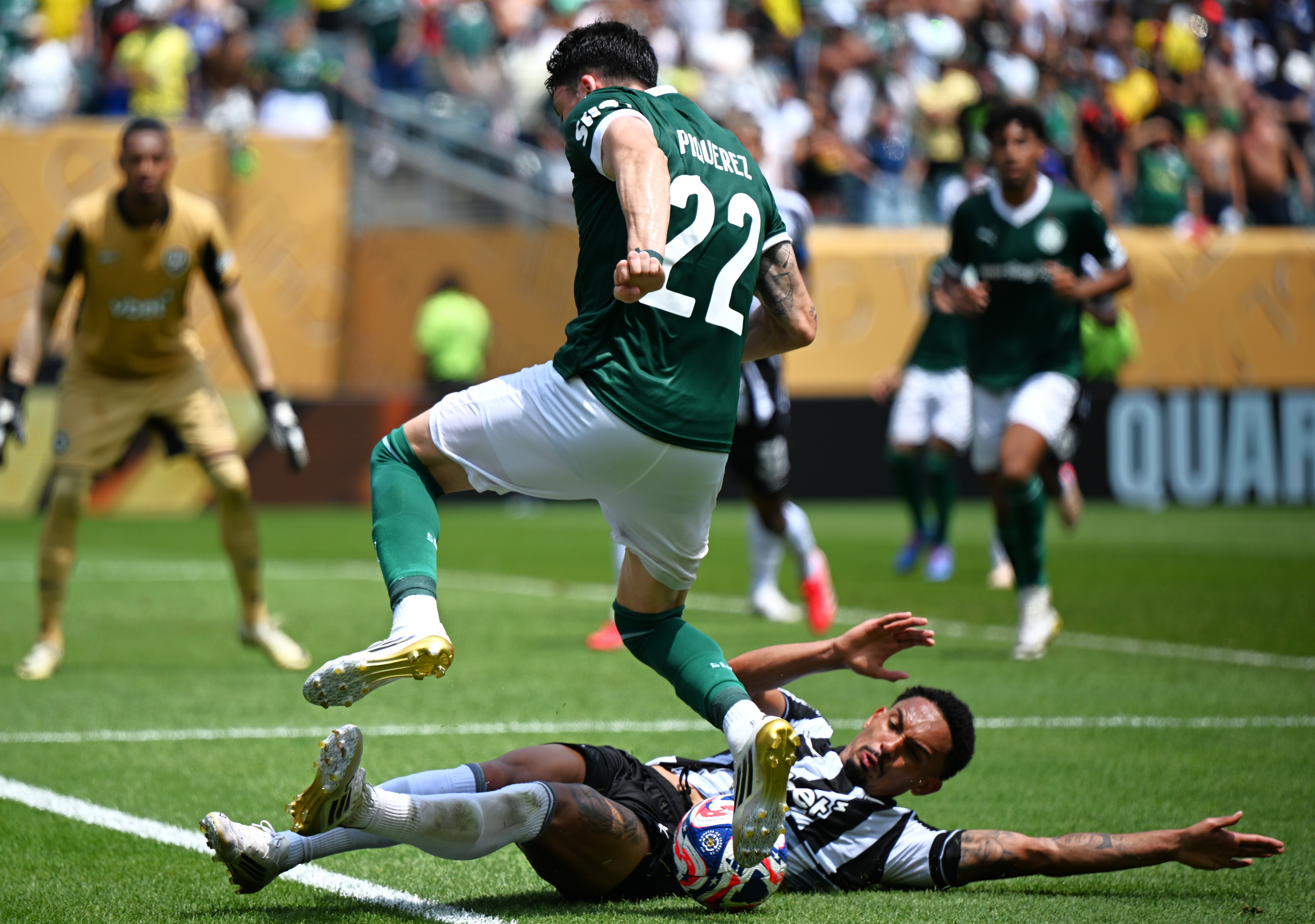 双雄争霸！顶尖足球队伍间的激烈较量的简单介绍