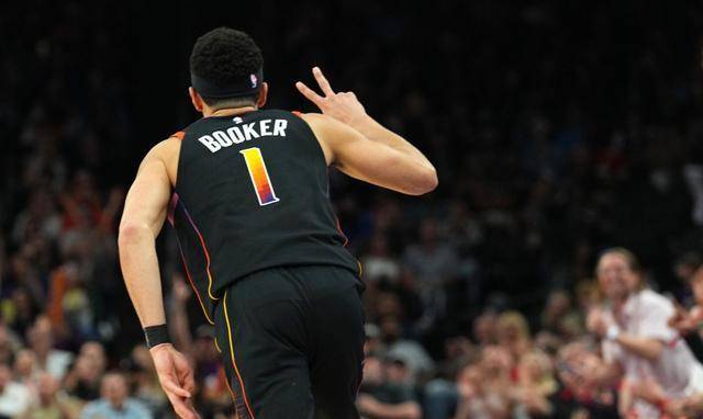 aoa体育馆-太阳队前锋表现出色，助力球队稳坐榜首位置！的简单介绍